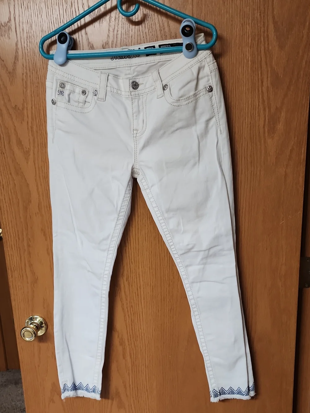 Miss Me White Embroidered Women’s Jeans Stylish Pocket Detail 28x27 number 2095